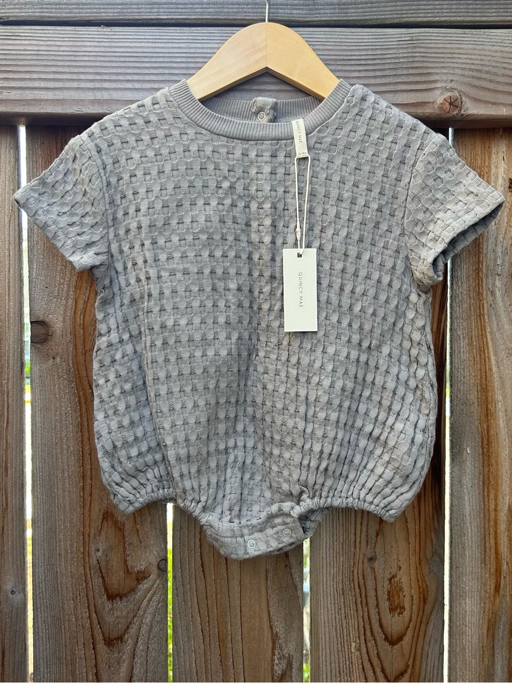Quincy Mae Bubble Romper, NWT, Grey, Textured, Short-Sleeve, 12-18 Months
